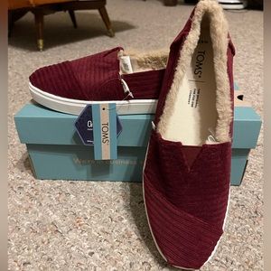 Corduroy maroon Tom’s with faux fur lining. Brand new in box.